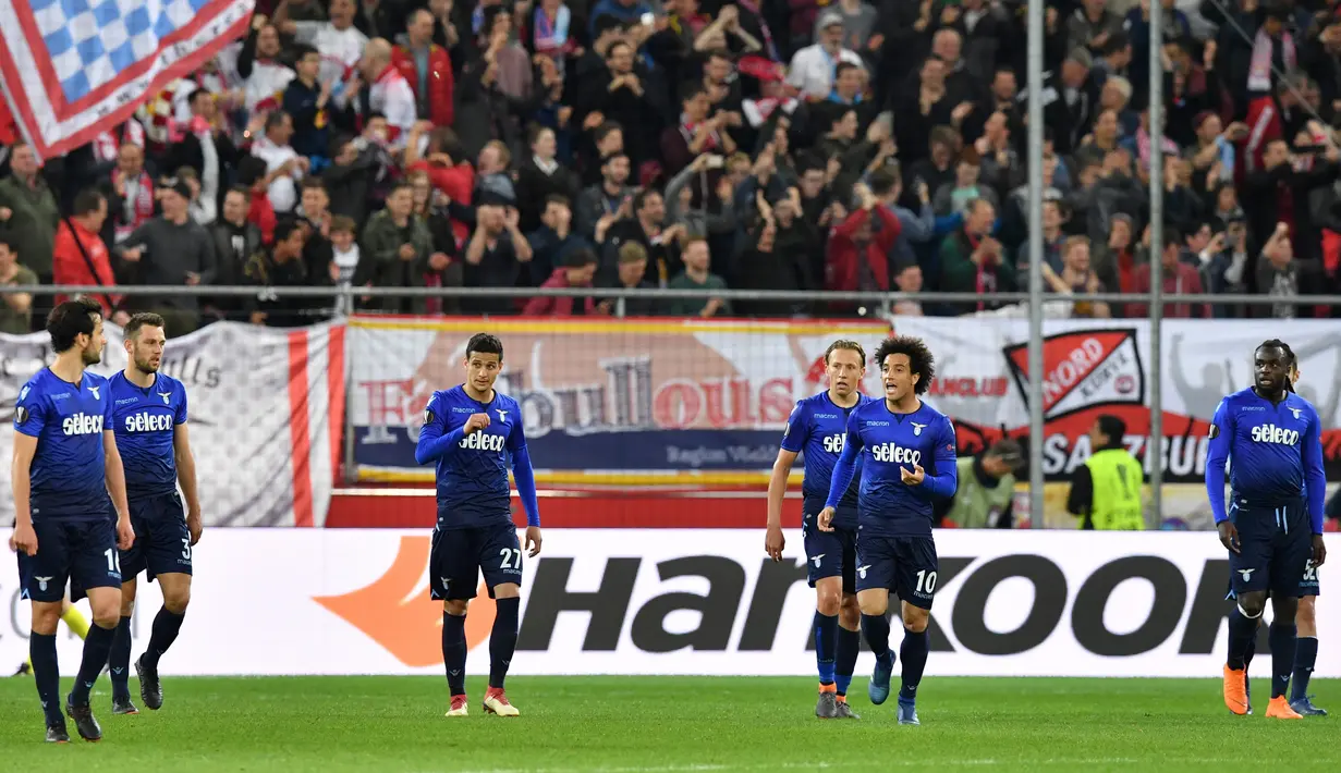 Para pemain Lazio bereaksi setelah kalah telak dari Red Bull Salzburg pada leg kedua perempat final Liga Europa di Red Bull Arena, Jumat (13/4). Lazio gagal melangkah ke semifinal usai disingkirkan Salzburg 1-4. (AP/Kerstin Joensson)