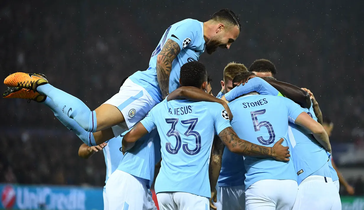 Para pemain Manchester City merayakan gol yang dicetak John Stones ke gawang Feyenoord pada laga Liga Champions di Stadion Feyenoord, Rotterdam, Rabu (13/9/2017). Feyenoord kalah 0-4 dari City. (AFP/Emmanuel Dunand)