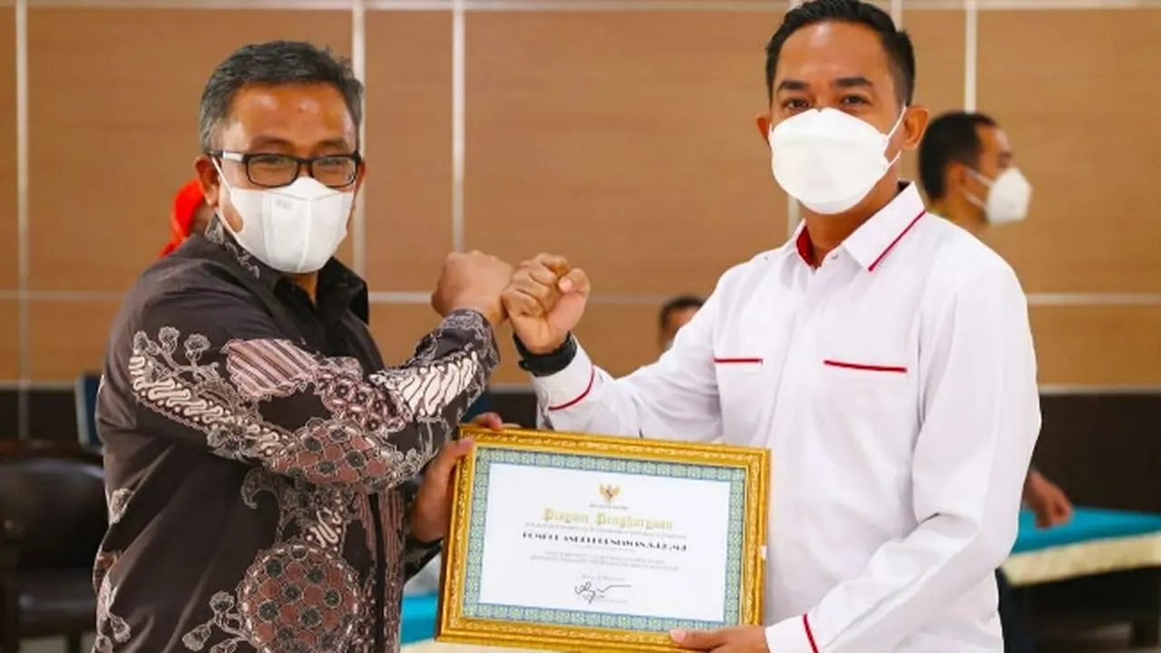 Kasat Reskrim Polresta Barelang Kompol Andri Kurniawan menerima penghargaan karena kasus yang diungkapnya.