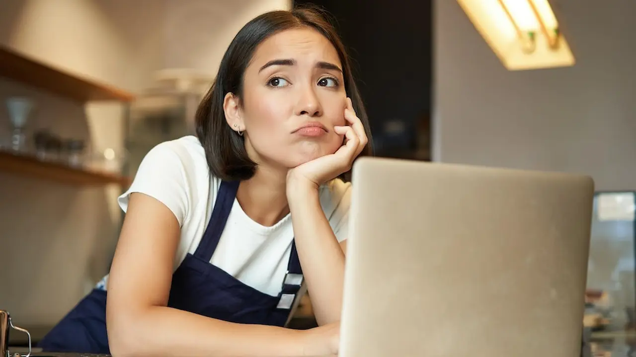 Wanita di depan laptop
