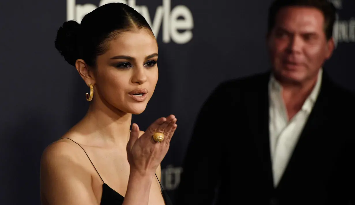 Penyanyi  Selena Gomez menyapa pengunjung saat menghadiri acara InStyle Awards ke-3 di The Getty Center Getty Center, Los Angeles, California, (23/10). Selena Gomez tampil cantik dengan gaun hitam seksi. (Photo by Chris Pizzello/Invision/AP)