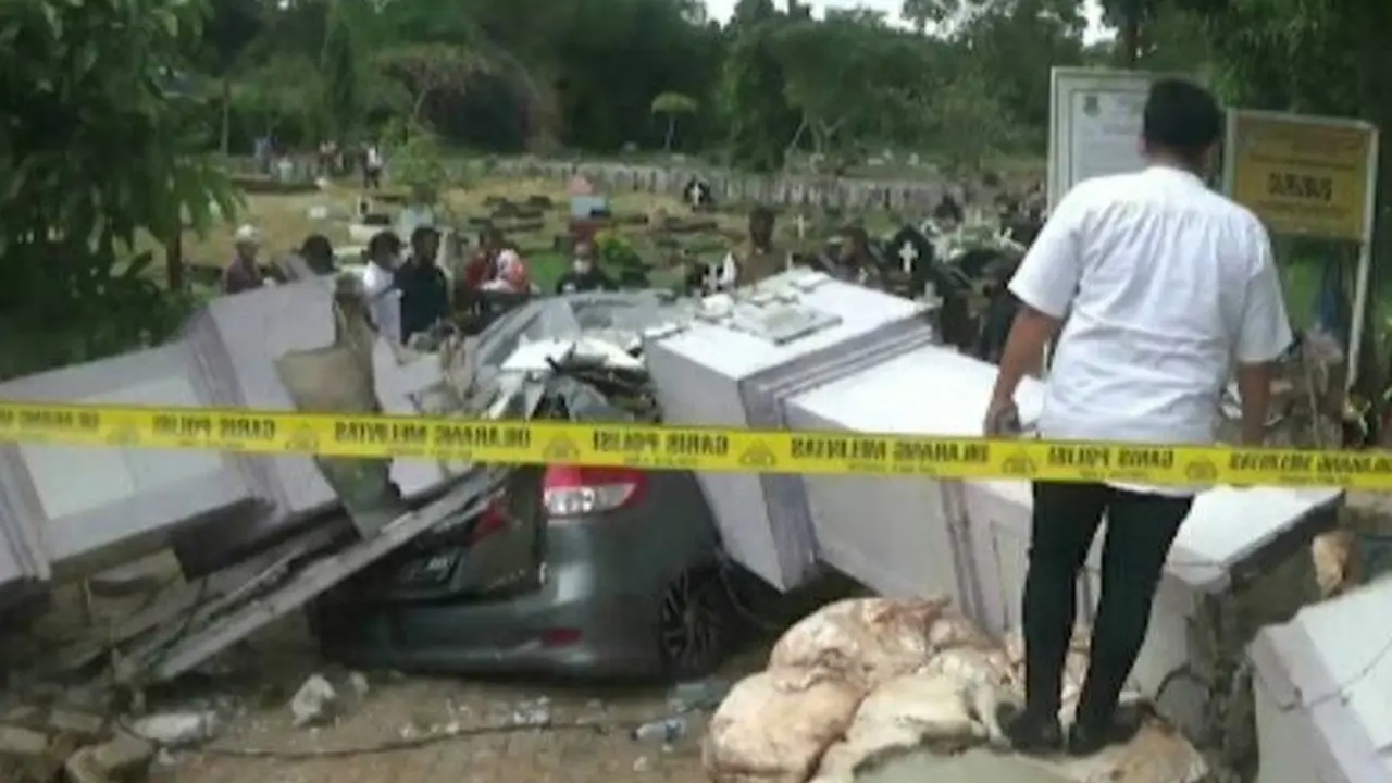 Mobil peziarah di Tangerang hancur tertimpa gapura TPU