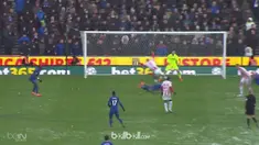 Striker anyar Everton Cenk Tosun mencetak dua gol yang sekaligus menjadi penentu kemenangan Everton atas Stoke City 2-1, Sabtu (17...