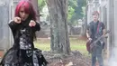 The Virgin beraksi saat proses pembuatan video klip di Museum Taman Prasasti, Jakarta, Sabtu (23/1/2016). Nuansa gothic begitu kental di video klip 'Bungkam' ini. (Liputan6.com/Herman Zakharia)