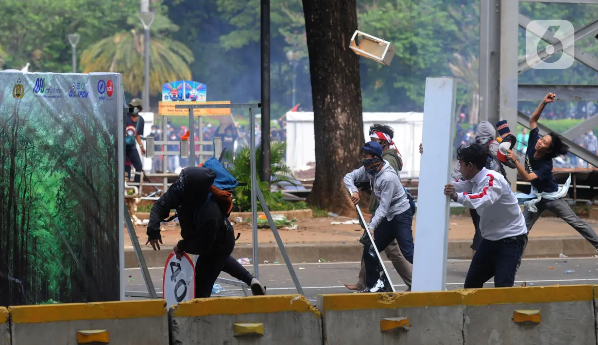 Pengunjuk rasa yang menolak UU Cipta Kerja terlibat bentrok dengan polisi di kawasan Patung Kuda, Jakarta, Kamis (8/10/2020). (merdeka.com/Arie Basuki)