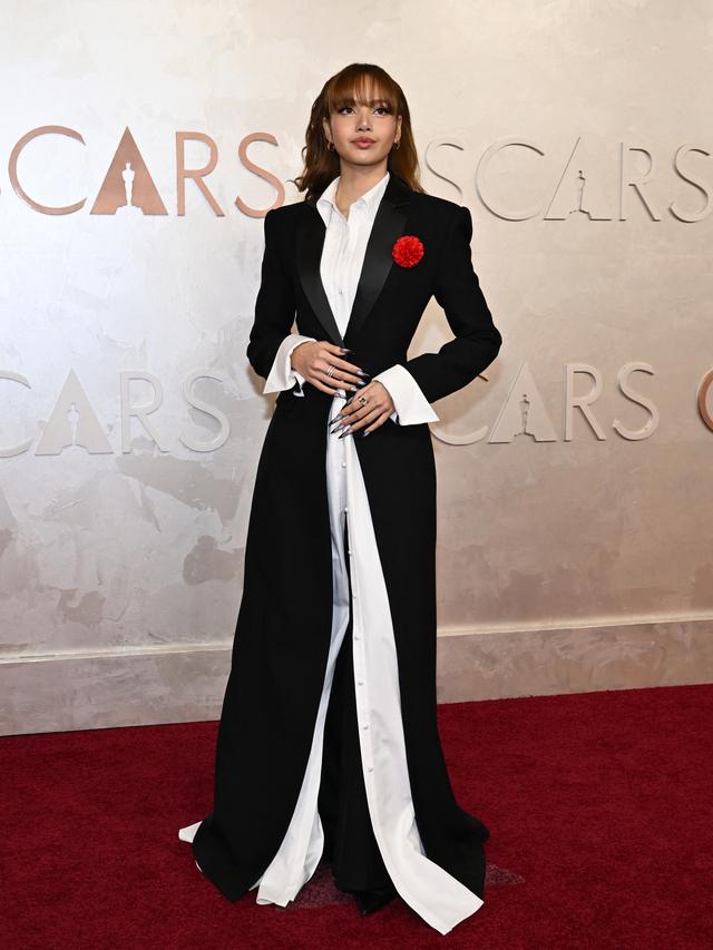 Potret Lisa BLACKPINK Bergaun Tuksedo di Debut Perdana Karpet Merah Oscar 2025
