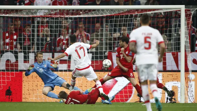 Neuer Lakukan Penyelamatan Kelas Dunia Saat Melawan Stuttgart