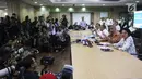 Dirut PLN Sofyan Basir (dua kanan) memberi keterangan pers setelah rumahnya digeledah oleh KPK, Jakarta, Senin (16/7). Sofyan menyebut dirinya kooperatif dan menyambut baik kedatangan 10 orang dari KPK. (Liputan6.com/Arya Manggala)