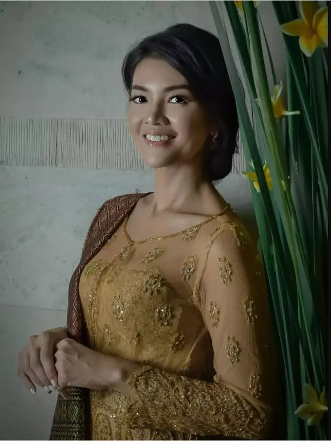 6 Potret Farah Quinn Pakai Kebaya dan Kain Tenun Sumatera Utara, Tampil Anggun