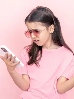 Sebagai orangtua, penting untuk membantu anak untuk menemukan keseimbangan dalam penggunaan gadget. [Dok/freepik.com/pvproduction]