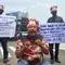 Protes Rekening Botok Diblokir, Warga Depok Bakar Kartu ATM di Jalan