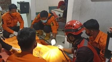 Jasad warga Banjarmasin ditemukan di kamar mandi masjid di Surabaya. (Dian Kurniawan/Liputan6.com)