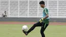 Kiper Timnas Indonesia U-22, Muhammad Riyandi, mengontrol bola saat latihan di Stadion Madya, Jakarta, Jumat (18/1). Latihan ini merupakan persiapan jelang Piala AFF U-22. (Bola.com/Yoppy Renato)