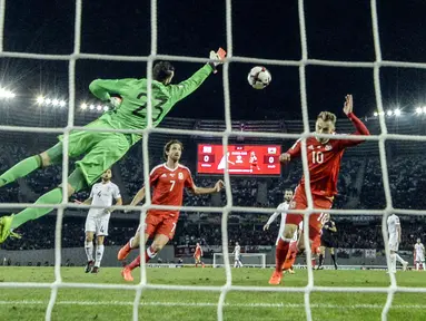 Kiper Georgia, Giorgi Loria berusaha menghalau bola saat melawan Wales pada kualifikasi Piala Dunia 2018 grup D di Boris Paichadze Dinamo Arena, Tbilisi (06/10/2017). Wales menang 1-0. (AFP/Alexander Nemenov)