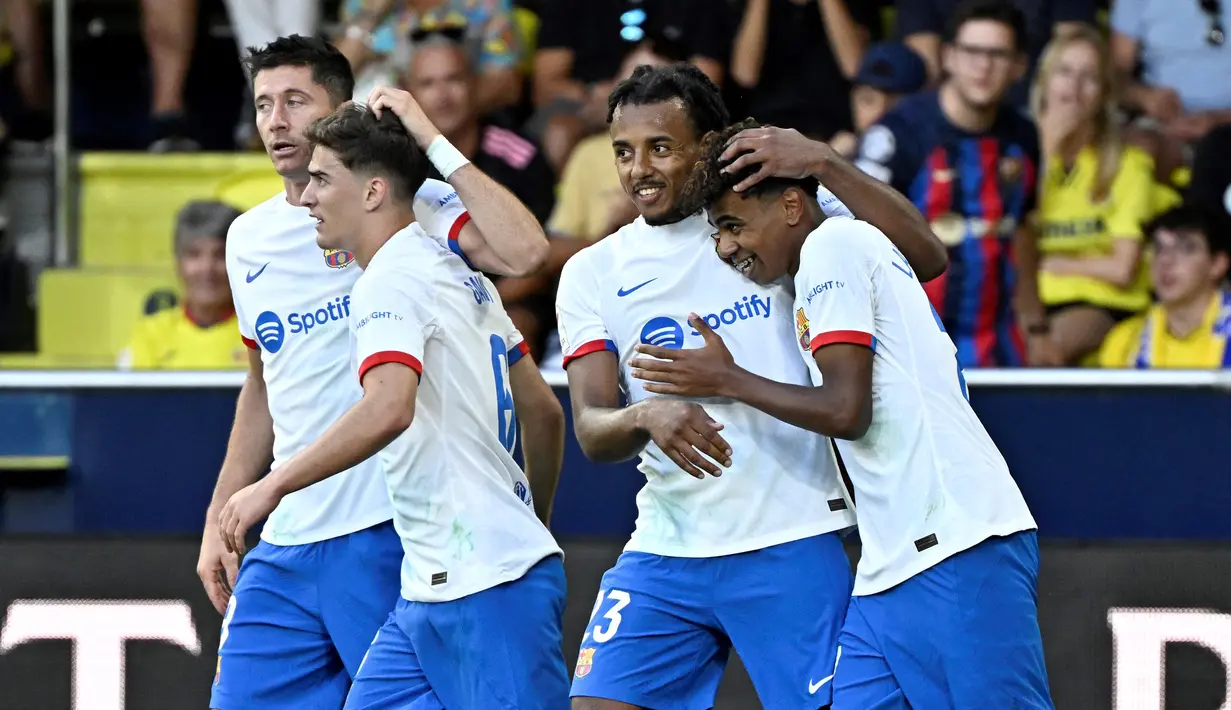Pemain Barcelona, Lamine Yamal, merayakan gol ke gawang Villarreal pada laga Liga Spanyol 2023/2024 di Stadion La Ceramica, Minggu (27/8/2023). Barca menang dengan skor 4-3. (AFP/Javier Soriano)