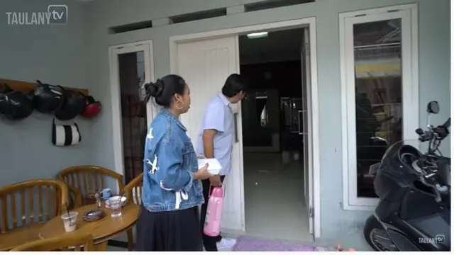 6 Potret Rumah Nunung, Punya Koleksi Senapan Angin yang Curi Perhatian