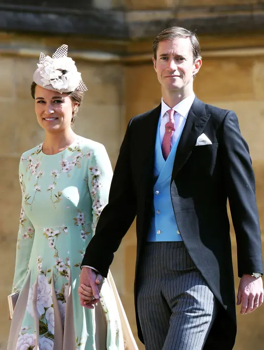 Pippa Middleton dan James Matthews saat menghadiri upacara pernikahan Pangeran Harry dan Meghan Markle di St. George's Chapel, Windsor Castle, Windsor, dekat London, Inggris, Sabtu (19/5). (Chris Jackson/pool photo via AP)