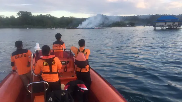 Tim SAR yang melakukan pencarian dan evakuasi KM Ihzar yang terbakar, Sabtu (17/8/2019).(Liputan6.com/Ahmad Akbar Fua)