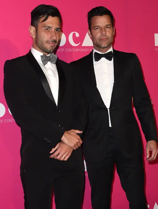 Artis Jwan Yosef dan penyanyi Ricky Martin saat Gala 201 MOCA untuk menghormati Jeff Koons di The Geffen Contemporary, (29/4/2017). Ricky Martin juga telah memiliki dua orang anak bernama Matteo dan Valentino. (John Sciulli / Getty Images / AFP)