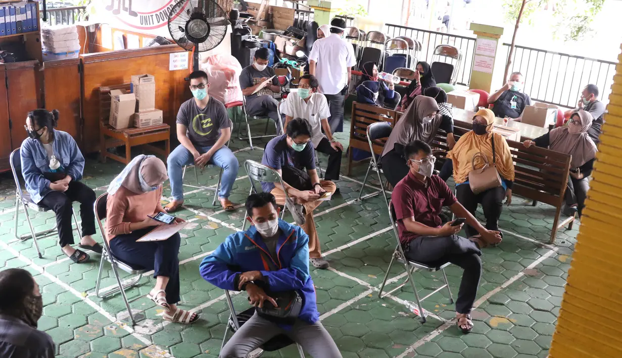 Warga menunggu untuk donor darah di PMI Kota Tangerang, Kamis (28/5/2020). Di tengah pandemi  Covid-19 yang penyebarannya semakin masif, PMI Kota Tangerang tetap memberikan pelayanan donor darah dengan melakukan protokol kesehatan. (Liputan6.com/Angga Yuniar)