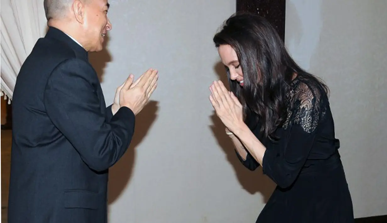 Melansir dailymail.com (20/2), Jolie membuka suara saat sesi wawancara dengan BBC di gala premier film terbarunya. Jolie mengatakan ia dan Pitt akan tetap menjadi keluarga selamanya. (AFP/Bintang.com)