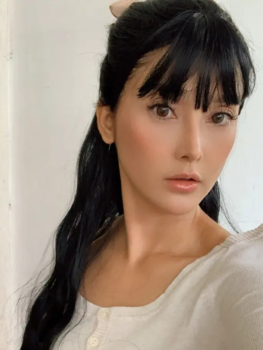 <p>Meski kini telah berstatus sebagai ibu dari 3 anak, Eva Anindita selalu tampil memukau. (FOTO: instagram.com/eva_anindita_zachrie/)</p>