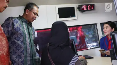 Deputi Gubernur BI, Sugeng meninjau proses penukaran uang receh di lapangan IRTI, Jakarta, Rabu (7/6). Bank Indonesia (BI) menyiapkan pecahan uang kecil untuk kebutuhan Lebaran tahun ini mencapai Rp 200 triliun. (Liputan6.com/Angga Yuniar)