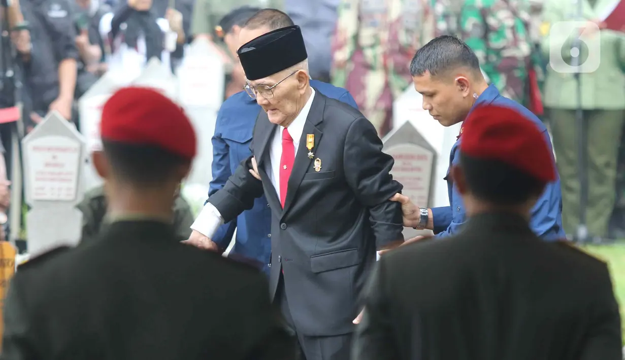 Sejumlah tokoh hadir untuk memberikan doa dan penghormatan terakhir kepada mantan Kepala Badan Nasional Penanggulangan Bencana (BNPB) Letjen TNI (Purn) Doni Monardo. (Liputan6.com/Herman Zakharia)
