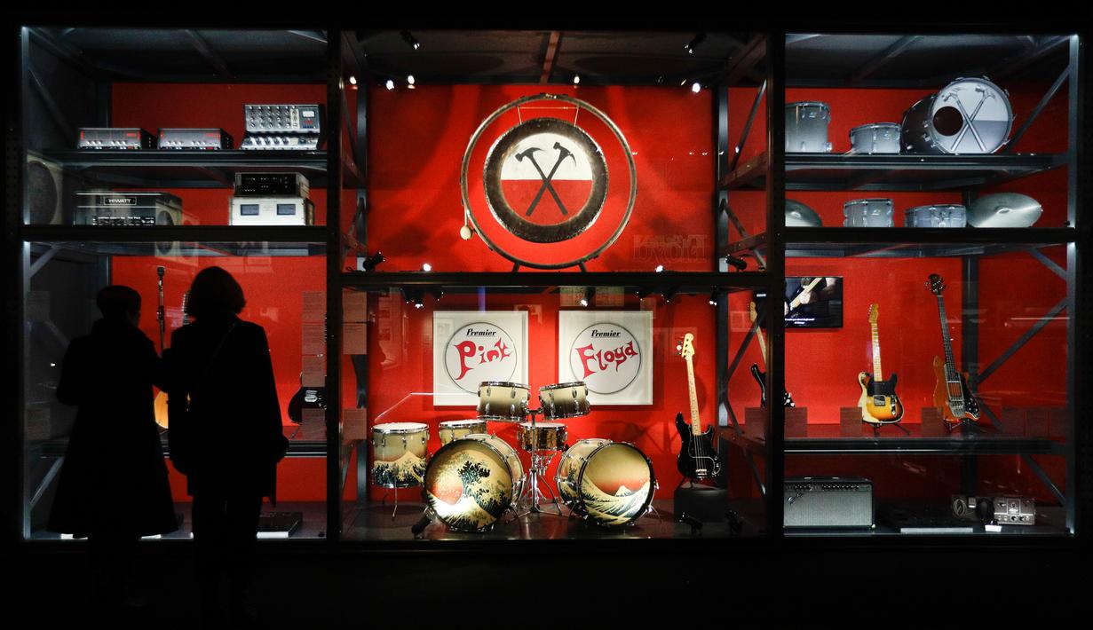 Sejumlah alat musik dipajang untuk pameran Pink Floyd di Roma, Italia (16/1). Sebanyak 350 obyek dan artefak akan ditampilkan, termasuk peralatan musik dan karya-karya seni untuk album maupun pentasnya. (AP Photo / Gregorio Borgia)
