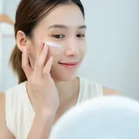 Ilustrasi perempuan melakukan morning skincare routine. (c) shisuka/Depositphotos
