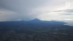 Pemandangan Gunung Agung terlihat dari udara, Bali, Kamis (30/11). Kepala Sub Bidang Mitigasi Pemantauan Gunung api Wilayah Timur PVMBG, Devy Kamil Syahbana mengatakan, asap vulkanik Gunung Agung menggalami penurunan. (Liputan6.com/Immanuel Antonius)