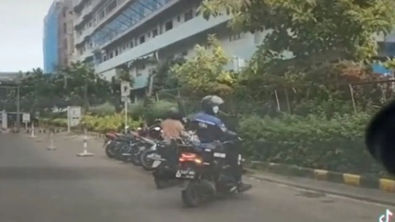 Emak-emak naik motor