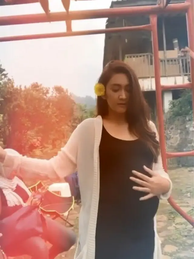 Pamer Baby Bump, 7 Potret Nafa Urbach Saat Syuting Film Iblis Dalam Kandungan
