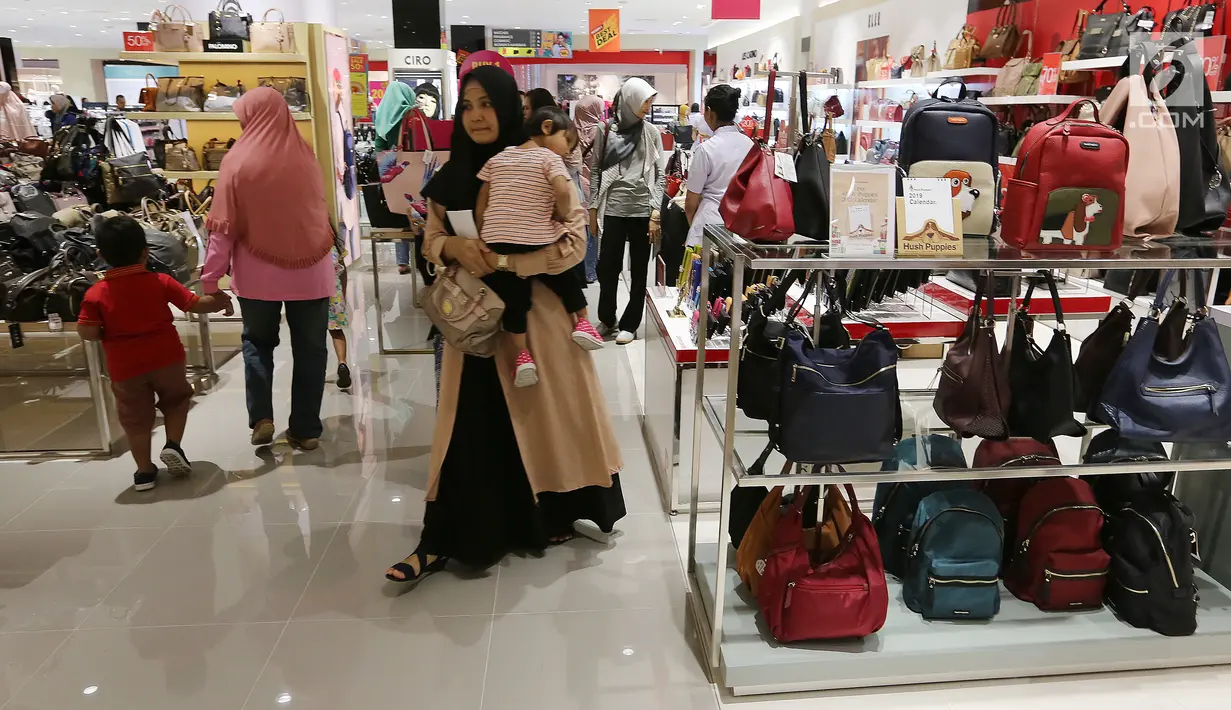 Pengunjung melintas di gerai baju dan tas wanita pada pembukaan Centro Department Store di Pesona Square Depok, Kamis (20/12). Sensasi berbelanja offline tetap menjadi pilihan konsumen di penghujung tahun. (Liputan6.com/Fery Pradolo)