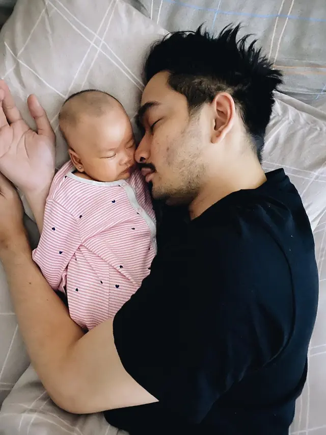 Ayah Idaman, Ini 6 Potret Seleb Ketiduran Bareng Buah Hati