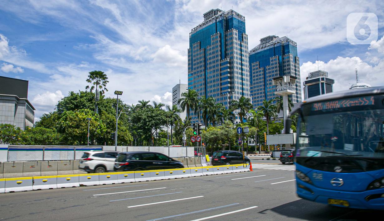 Sejumlah kendaraan melintas disamping proyek pembangunan MRT fase dua di Jalan MH Thamrin, Jakarta, Senin (22/3/2021). Rekayasa lalu lintas tersebut bertujuan untuk kelancaran pengerjaan proyek dan keselamatan serta keamanan bagi pengguna jalan di lokasi tersebut. (Liputan6.com/Faizal Fanani)