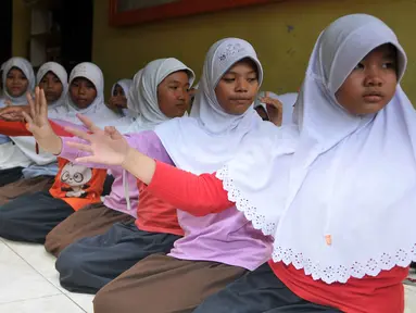 Anak-anak menari Saman di Yayasan Rumah Amelia, Ciledug, Tangerang, Minggu (11/10/2015). Melalui Terapi Tari anak-anak mencapai keseimbangan tubuh dan jiwa, sehingga dapat memperbaiki pandangan hidup dan fungsi mental. (Liputan6.com/Gempur M Surya)