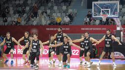 Timnas Basket Selandia Baru melakukan tarian tradisional Haka sebelum laga perebutan juara ketiga FIBA Asia Cup 2022 melawan Timnas Basket Yordania di Istora Senayan, Jakarta, Minggu (24/07/2022). (Bola.com/Bagaskara Lazuardi)