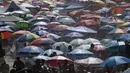 Warga dan wisatawan berbondong-bondong ke pantai Copacabana untuk mendinginkan diri. (Pablo PORCIUNCULA/AFP)