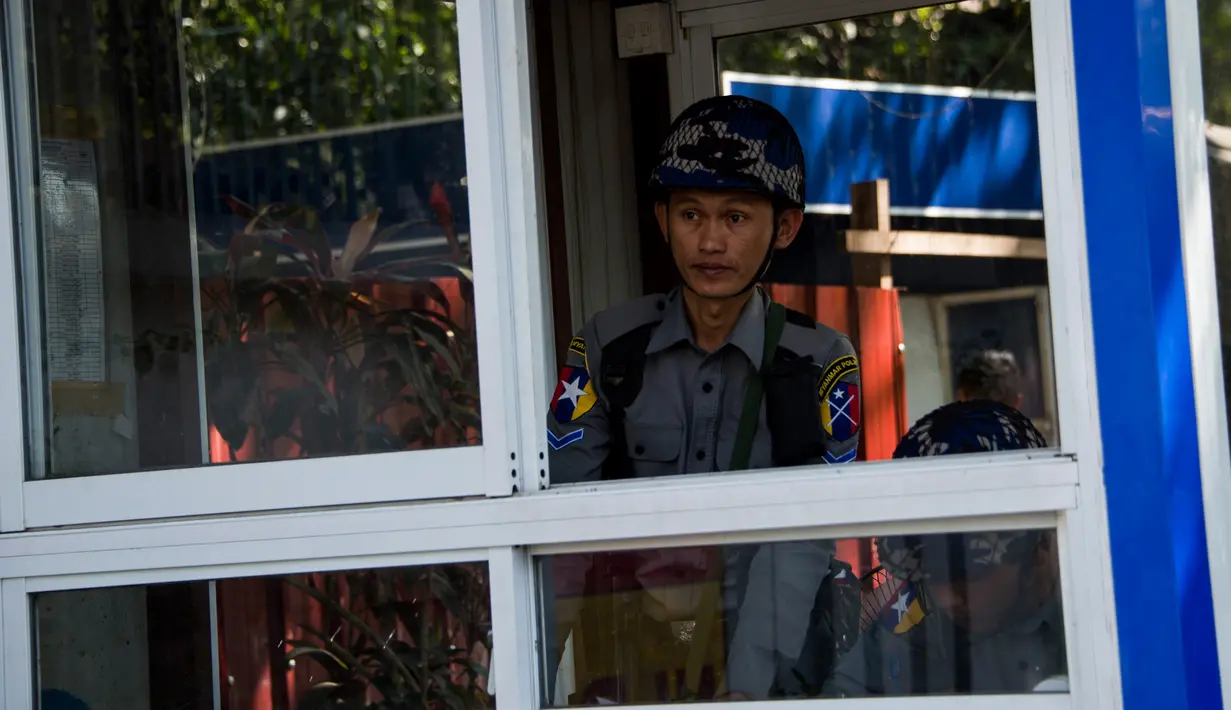 Polisi melakukan pengawasan di pos keamanan rumah pemimpin Myanmar, Aung San Suu Kyi setelah dilempar bom Molotov di pinggir danau di Yangon, Kamis (1/2). Selama ini serangan yang menargetkan ikon demokrasi Myanmar itu jarang terjadi. (YE AUNG THU/AFP)