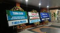 Karangan bunga membanjiri kantor Bea dan Cukai Bandara Soekarno Hatta (Soetta). (Liputan6.com/Pramita Tristiawati)