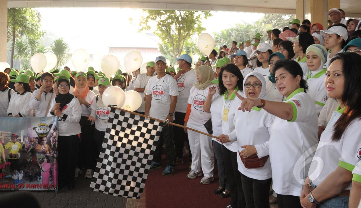 Istri Wakil Presiden Jusuf Kalla, Ibu Mufidah Kalla(ketiga dari kanan), Menkes Nila Djuwita F.Moelok, Ketua MPATI Gayatri Pamoedji, membuka acara fun walk 2015 Autism is not a joke di balai kota, Jakarta, Minggu (29/3/2015). (Liputan6.com/Herman Zakharia)