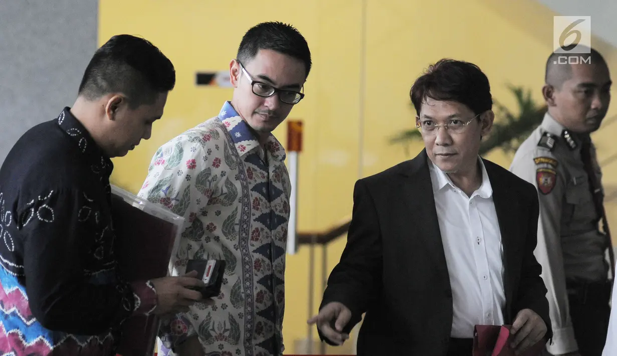 Gubernur Jambi, Zumi Zola memasuki Gedung KPK untuk menjalani pemeriksaan, Jakarta, Kamis (15/2). Zumi yang datang dengan menggunakan mobil dinas itu didampingi oleh pengacaranya, yakni Muhammad Farizi. (Liputan6.com/Herman Zakharia)