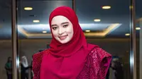 Inara Rusli pamer penghargaan dari program infotainment karena rumah tangganya dengan Virgoun diwarnai dugaan perselingkuhan. Ia pun dirujak netizen. (Foto: Dok. Instagram @mommy_starla)