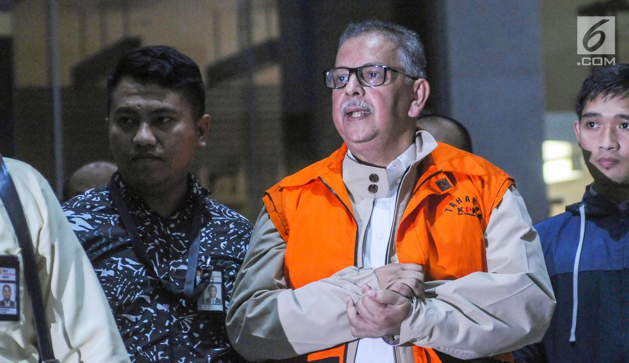 Dirut PT. PLN nonaktif Sofyan Basir memakai rompi tahanan dikawal petugas usai pemeriksaan di Gedung KPK, Jakarta, Senin (27/05/2019). Sofyan Basir diduga bersama-sama Eni Saragih dan Idrus menerima suap dari Johannes Kotjo dalam pembangunan proyek PLTU Riau-1. (merdeka.com/Dwi Narwoko)