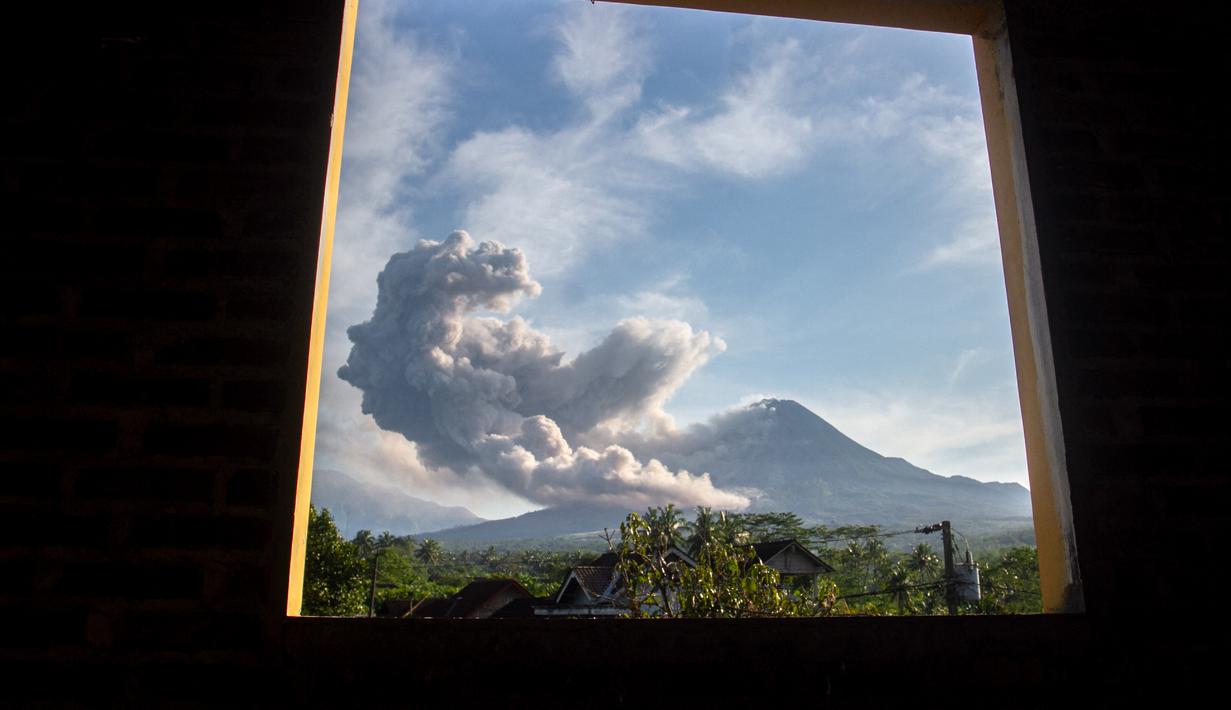 Asap tebal mengepul saat letusan Gunung Merapi terlihat dari desa Kaliurang Selatan di Srumbung, Magelang, Jawa Tengah pada 12 Maret 2023. Luncuran awan panas guguran dari Gunung Merapi 29 kali ke arah barat dengan jarak luncur maksimal empat kilometer (KM).(AFP/Devi Rahman)