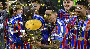 Para pemain Crystal Palace merayakan sukses juara Conference League hari Kamis (28/05/2026) dini hari WIB. (Tobias SCHWARZ / AFP)