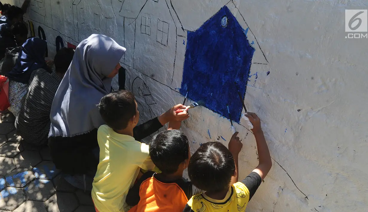Anak-anak melukis mural pada dinding areal gang sempit saat kegiatan kick off Kampung Mural di Pulo Gelis, Bogor, Minggu (18/3). Kegiatan ini untuk menjadikan Kampung Pulo Geulis sebagai salah satu tujuan wisata baru di Bogor. (Merdeka.com/Arie Basuki)