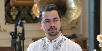 Banyak cara dalam belajar memperdalam agama. Begitu juga yang dilakukan oleh Sultan Djorghi. Sejak Sekolah Menengah Pertama suami Annisa Trihapsari itu menjadi mualaf. (Adrian Putra/Bintang.com)