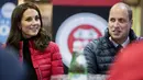 Pangeran William dan Kate Middleton berbincang dalam kunjungan mereka ke markas klub sepakbola Aston Villa di Birmingham, Rabu (22/11). Kedatangan mereka dalam rangka ikut serta membangun proyek masa depan sepakbola Inggris. (GEOFF PUGH/POOL/AFP)